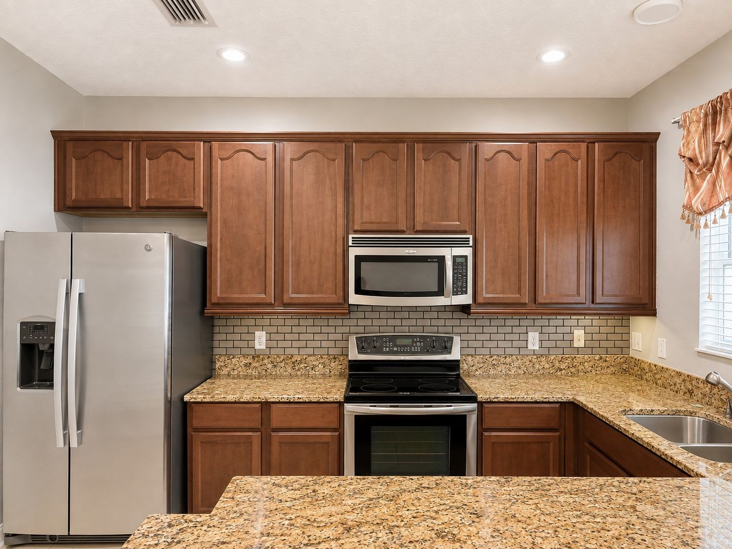 Available Now! Gate Townhouse Community In Millenia – photo 2