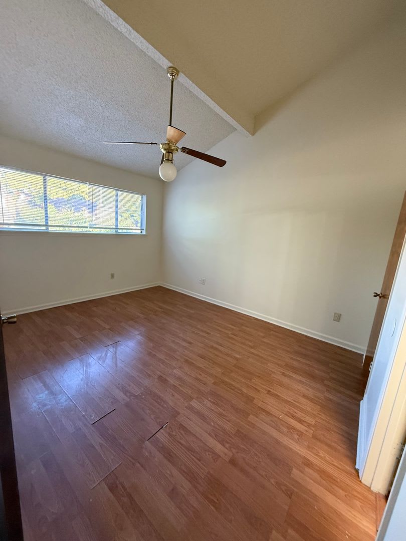 Beautiful And Spacious Townhome With Cathedral Ceilings Ready For You To Make It Home – photo 5