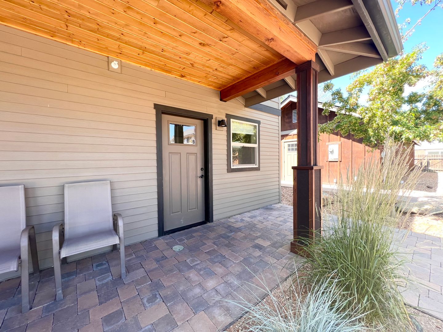 CHECK OUT THIS COZY STUDIO APARTMENT NEAR DOWNTOWN SISTERS! – photo 5