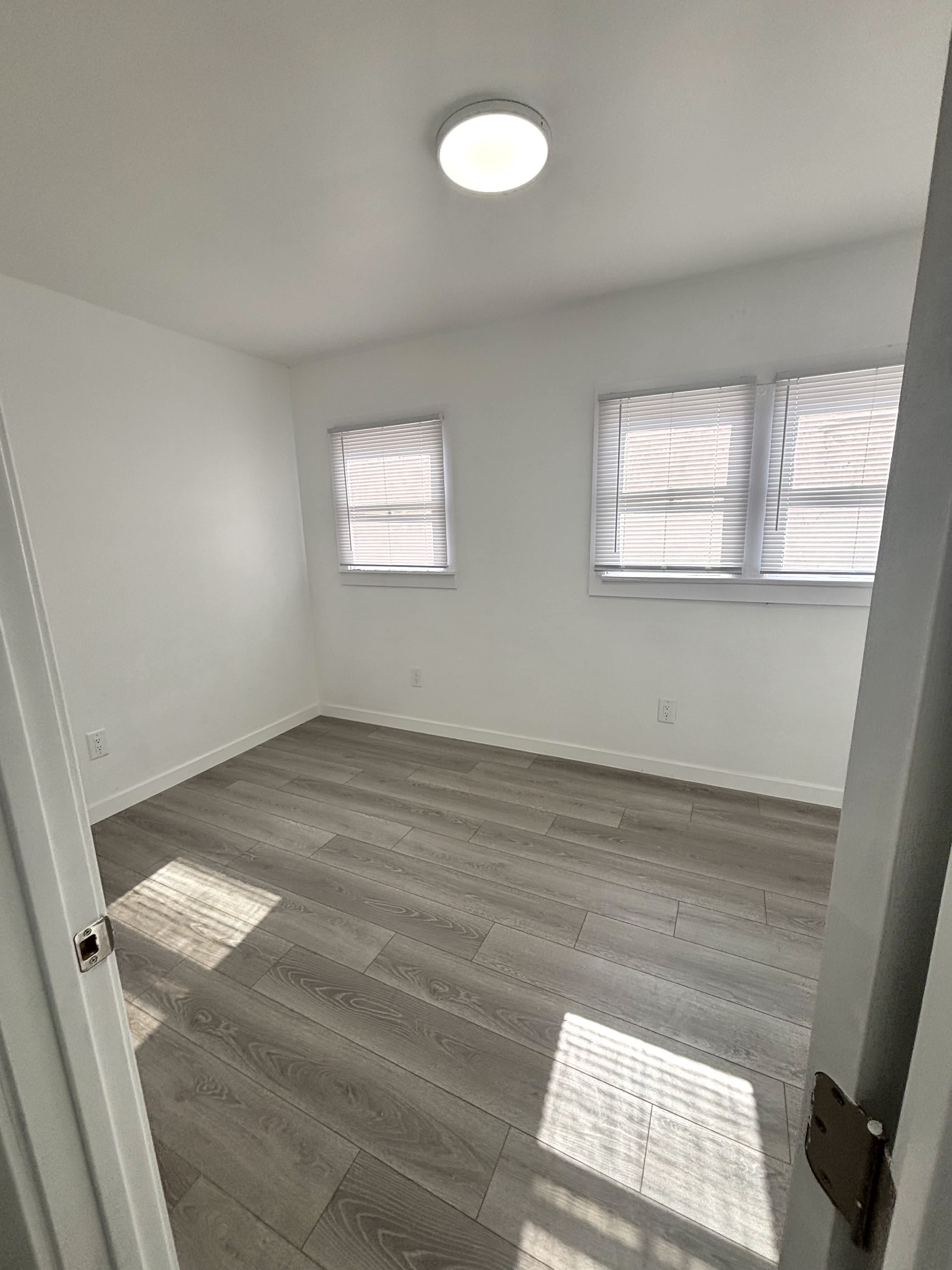 1956 1/2 Park Grove Ave – photo 4