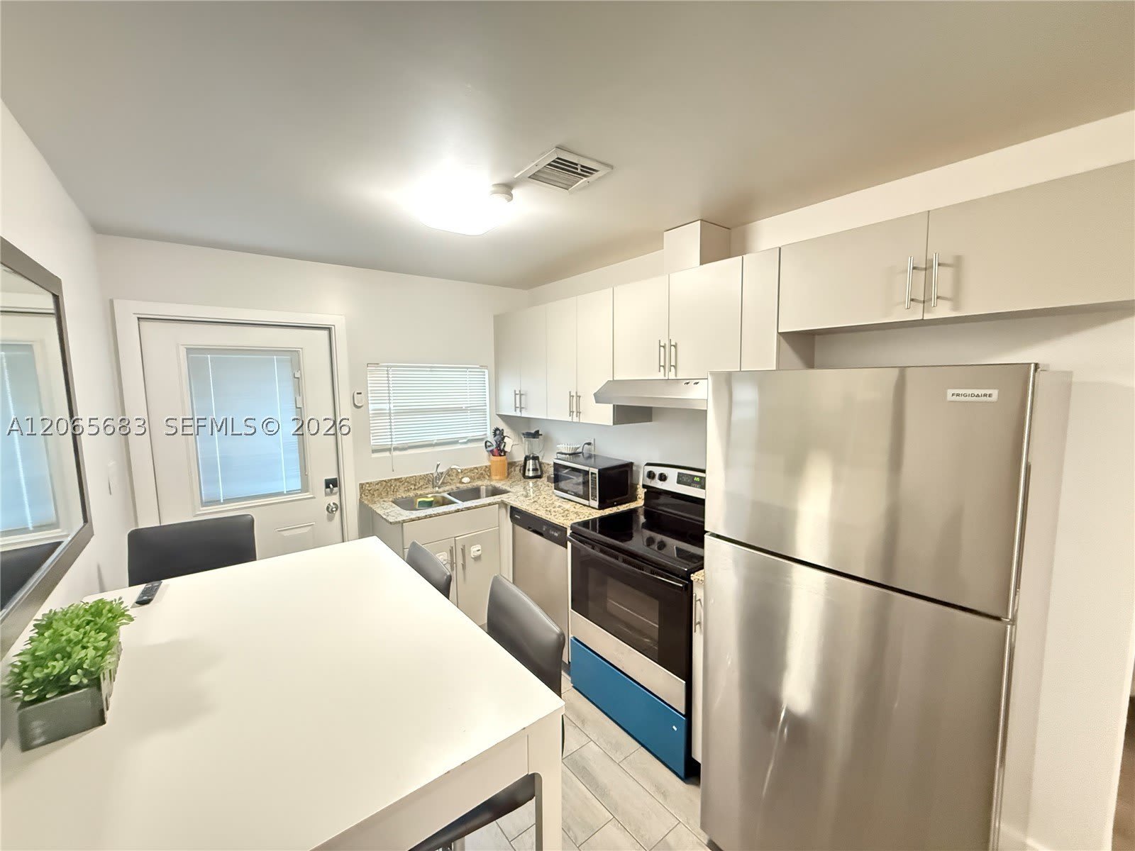 1604 SW 9th St – photo 2