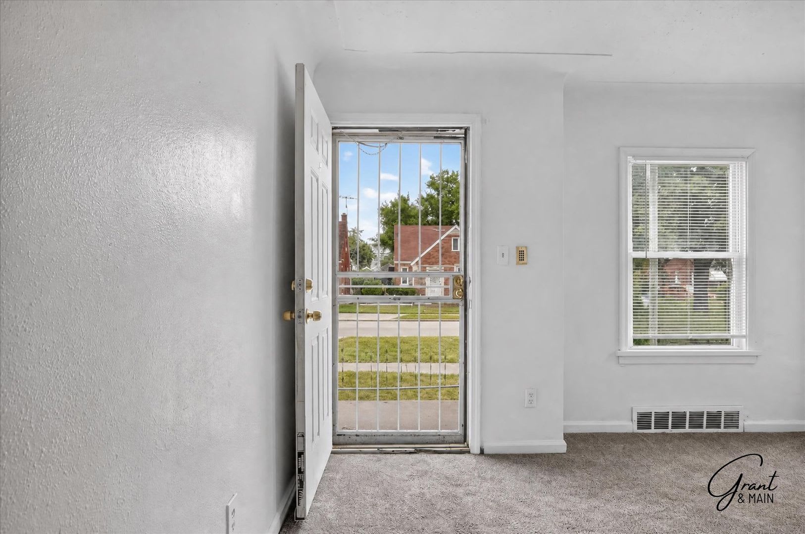 3 bedroom 1.5 bathroom bungalow – photo 2