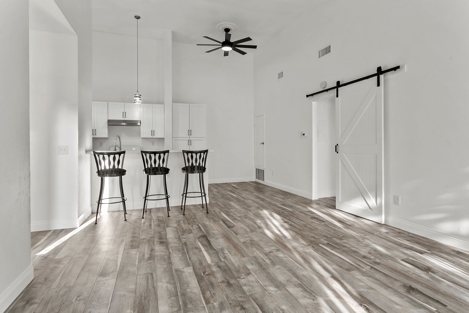 UPGRADED ONE BEDROOM OASIS IN GATED COMMUNITY – photo 3