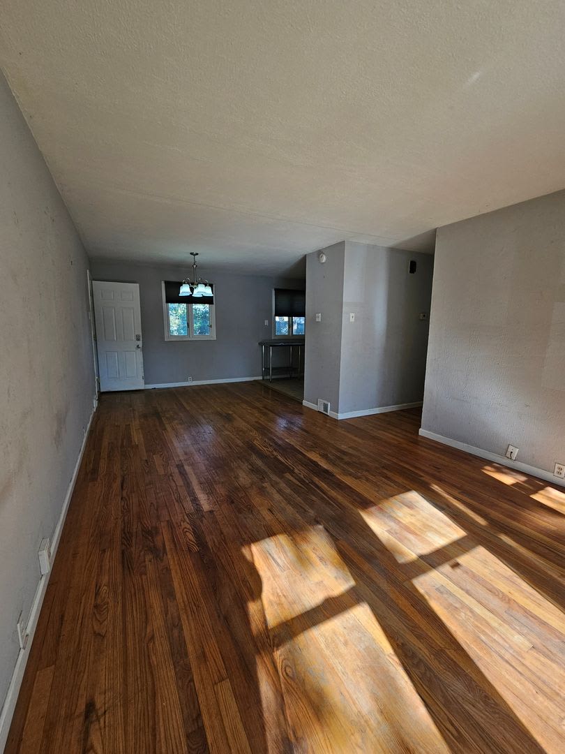 3 bedroom with hardwood floors – photo 3