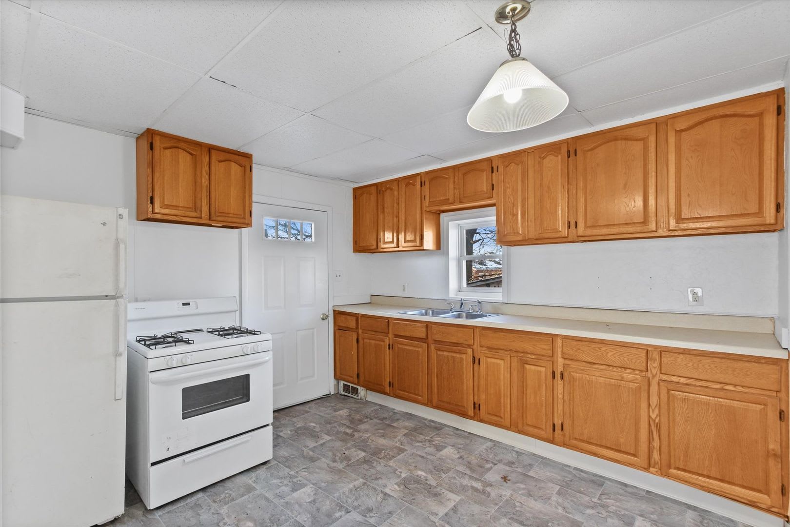 Bright 3 Bedroom, 1.5 Bath Home with Private Yard! – photo 2