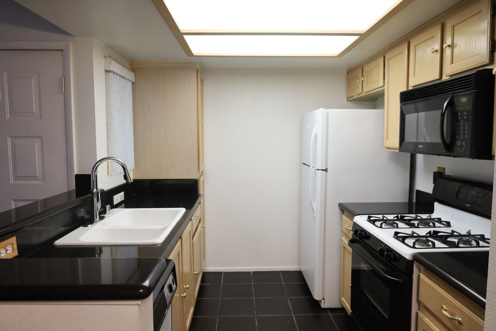 Lovely One Bedroom One Bathroom Apartment! – photo 4