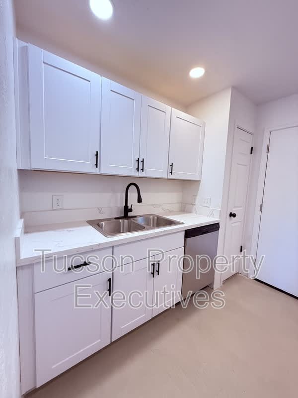 810 N Alvernon Way – photo 3