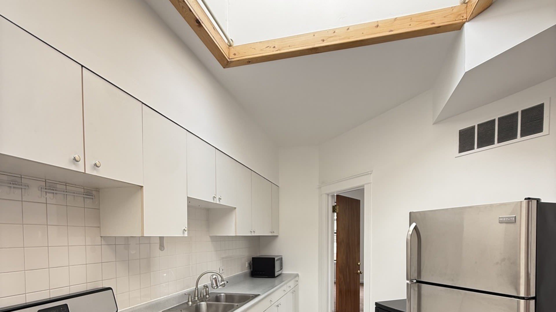 1524 W Jarvis Avenue – photo 5