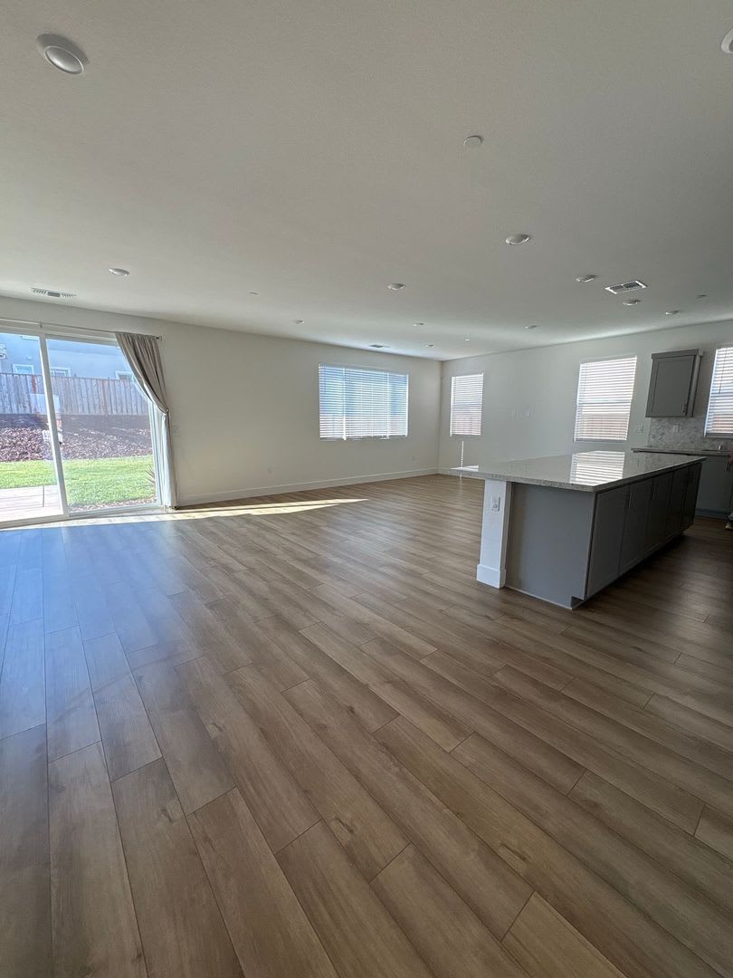 Gorgeous 4 Bedroom Home in Quiet Hollister Neighborhood – photo 5