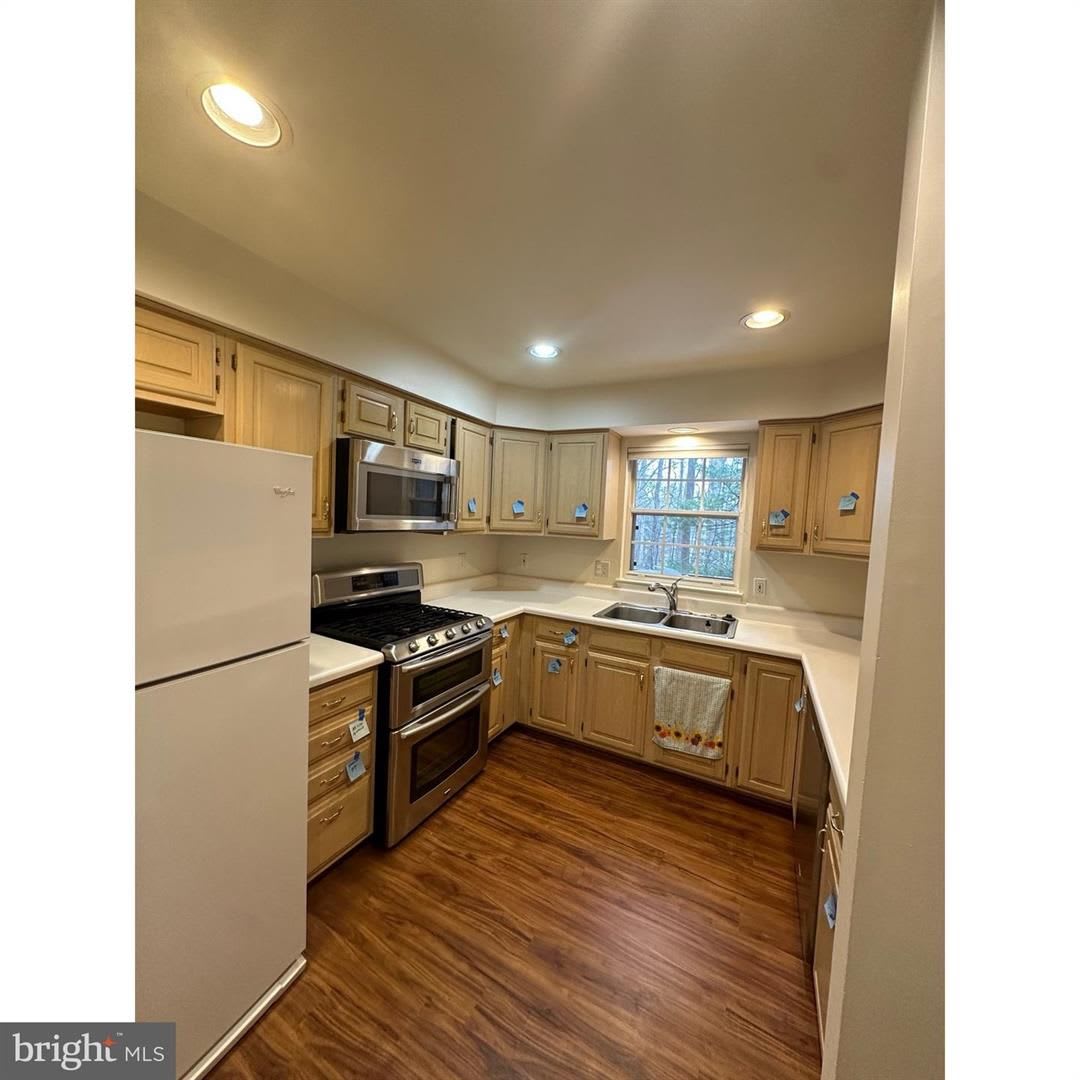 Welcome to this beautifully maintained Reston townhome offering comfort, style, and an unbeatable location. – photo 3
