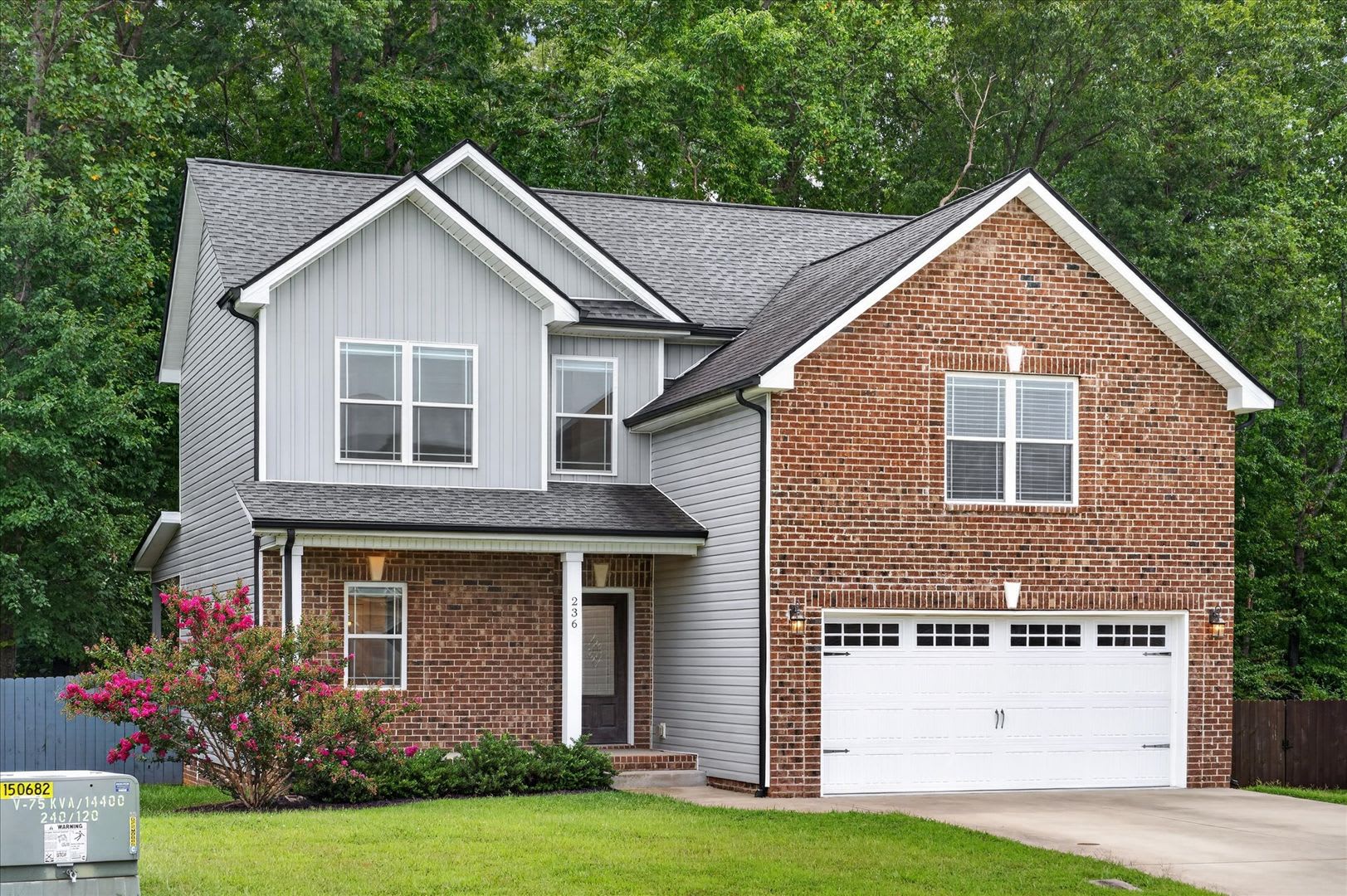 Pet Friendly Three Bedroom with Bonus in Sango! – photo 3