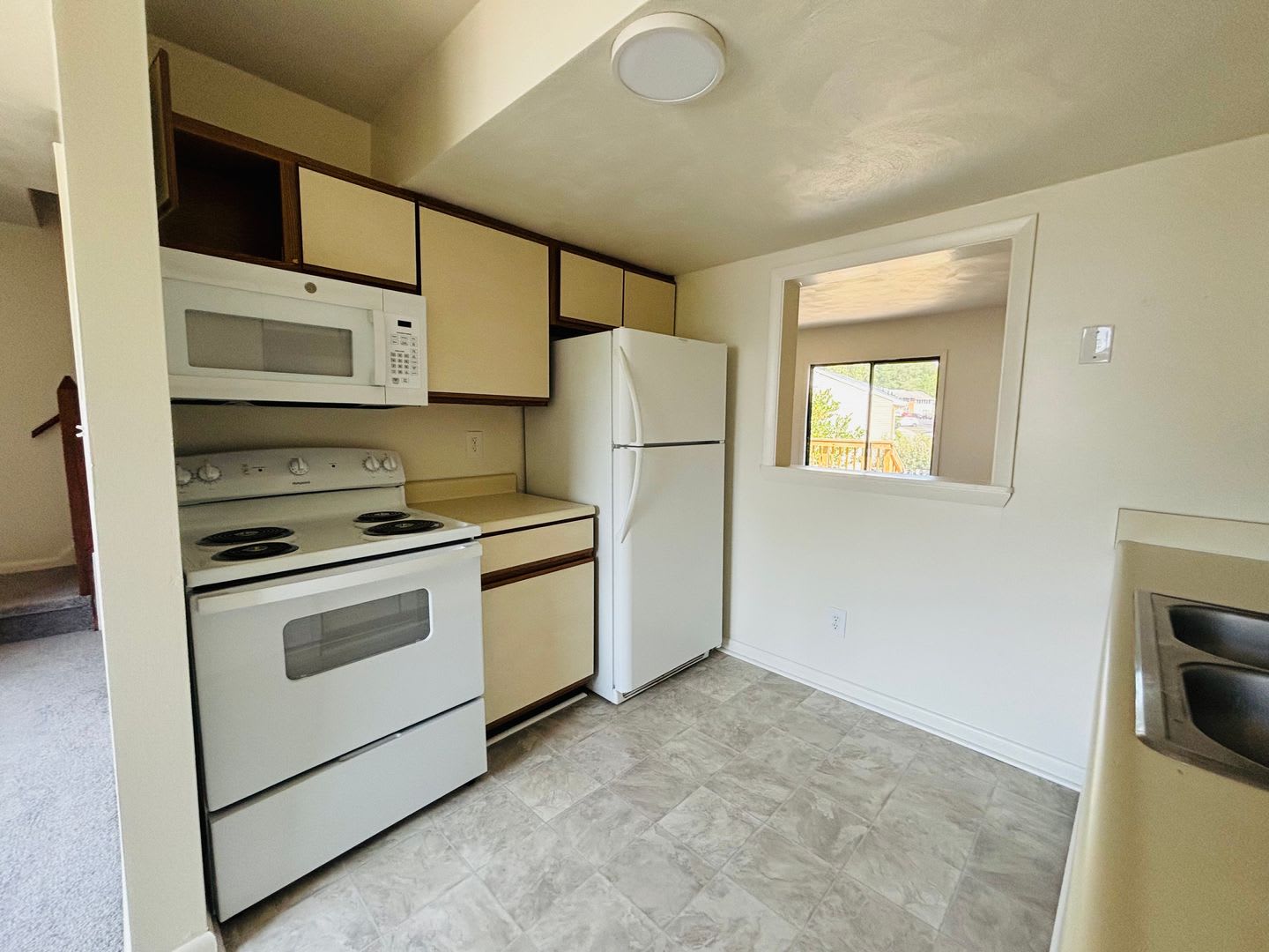 2 Bedroom, 2.5 Bath Townhouse – photo 4