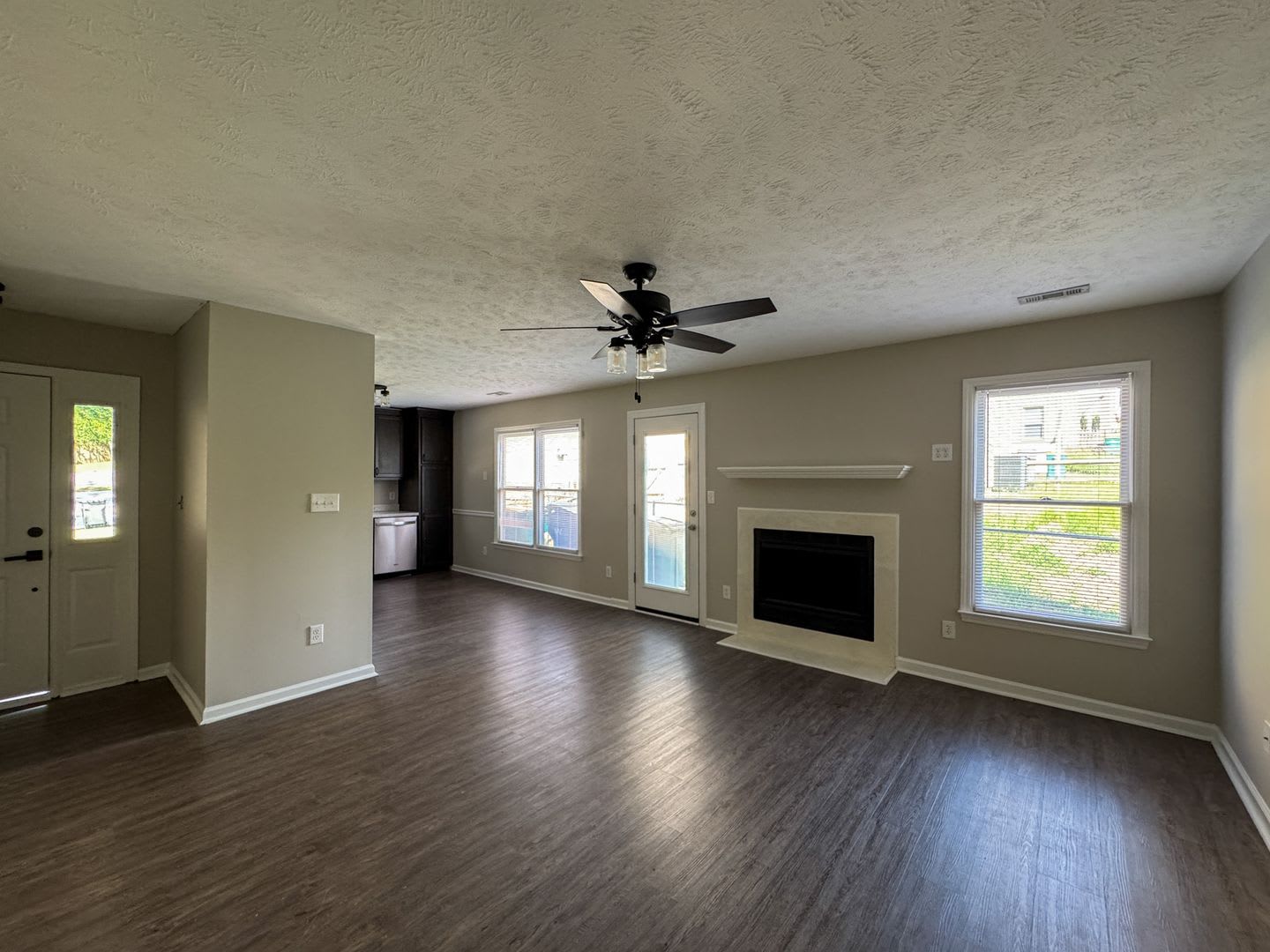 Charming 3 Bed 2 Bath Duplex in Gated Community – photo 2
