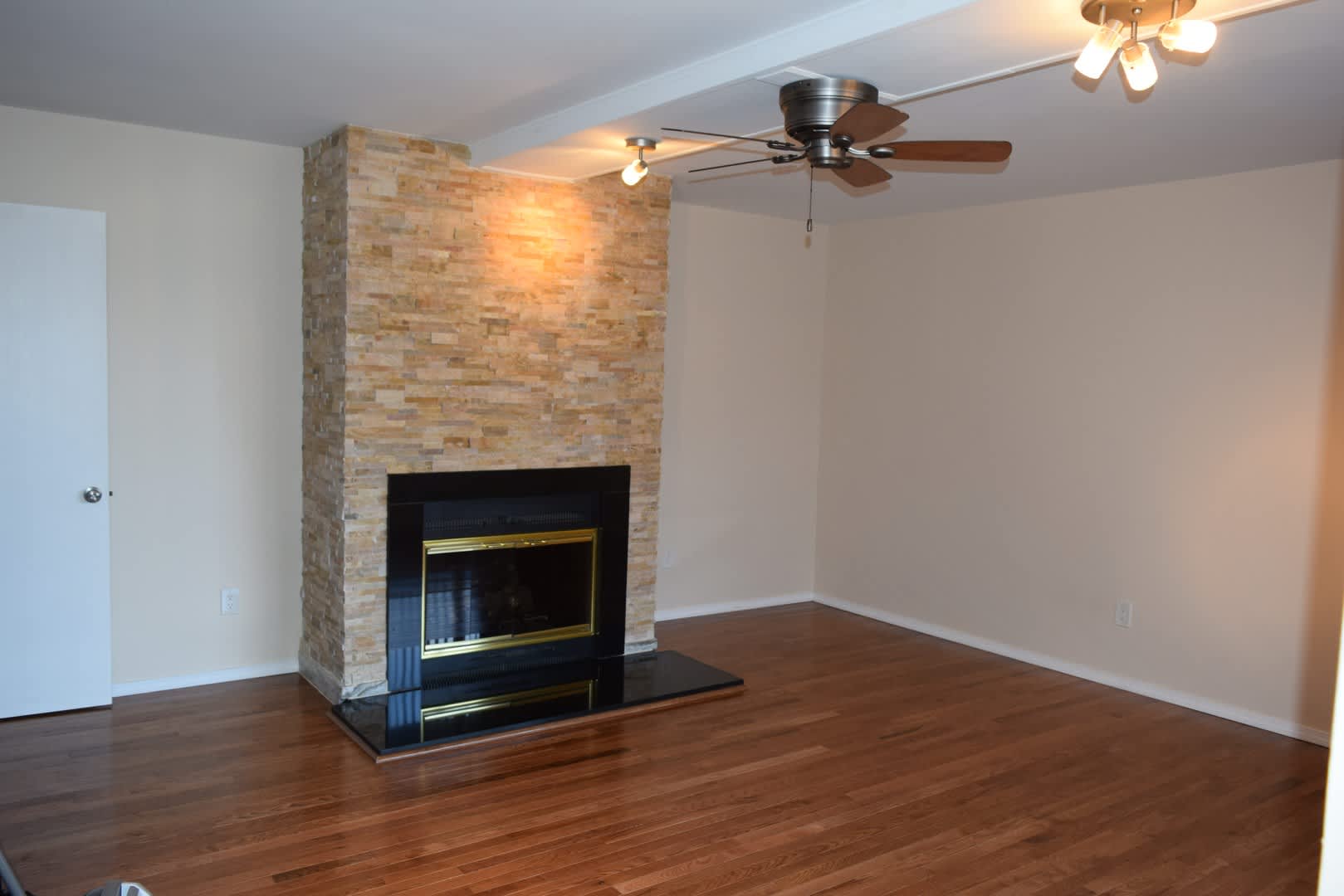 August Signing Special Updated 2 Bedroom Condo With Finished Basement Garage Pool Tennis Clubhouse – photo 4