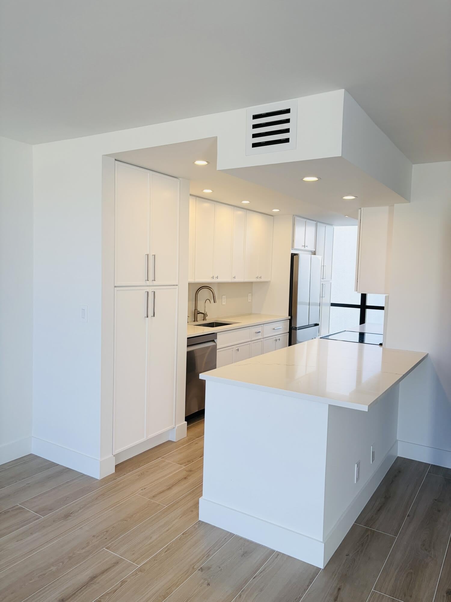 2404 Bridgewood Drive – photo 2