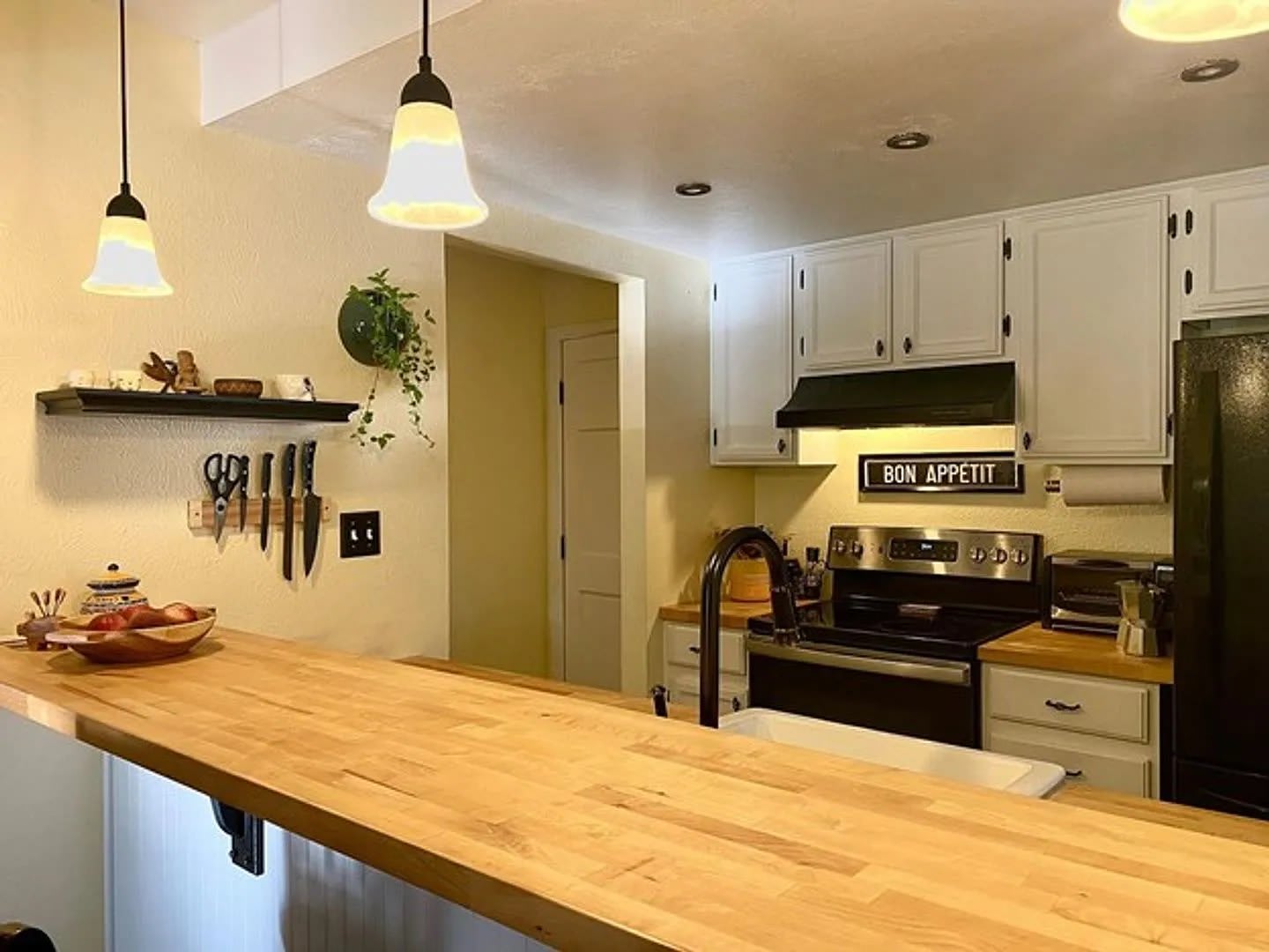 Fully Furnished Updated Turn-Key 2 Bed 1 Bath Condo Off Bike-Path & Next to Park. – photo 3