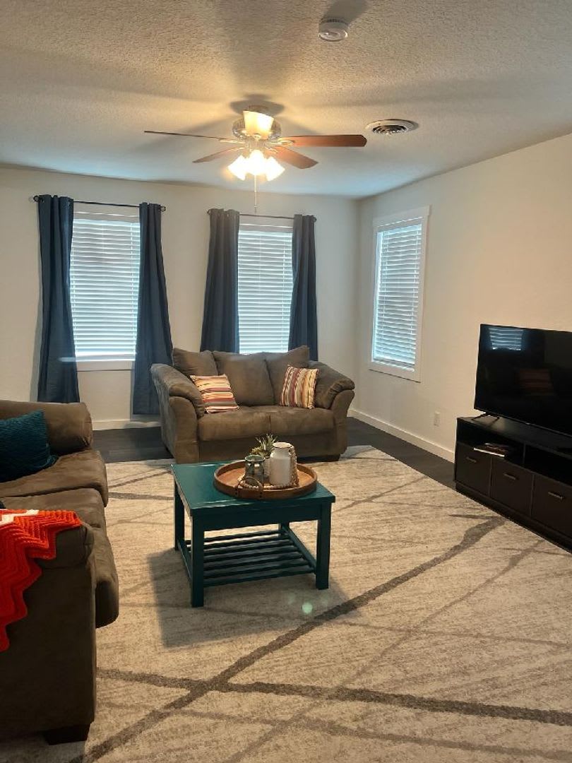 FOR LEASE!! Very nice home in town – photo 5