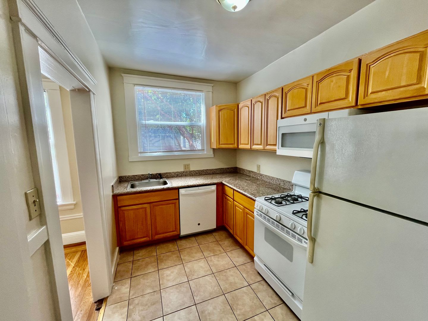 Spacious Inner Richmond 1BR with Private Garage + Storage Included!!! – photo 4