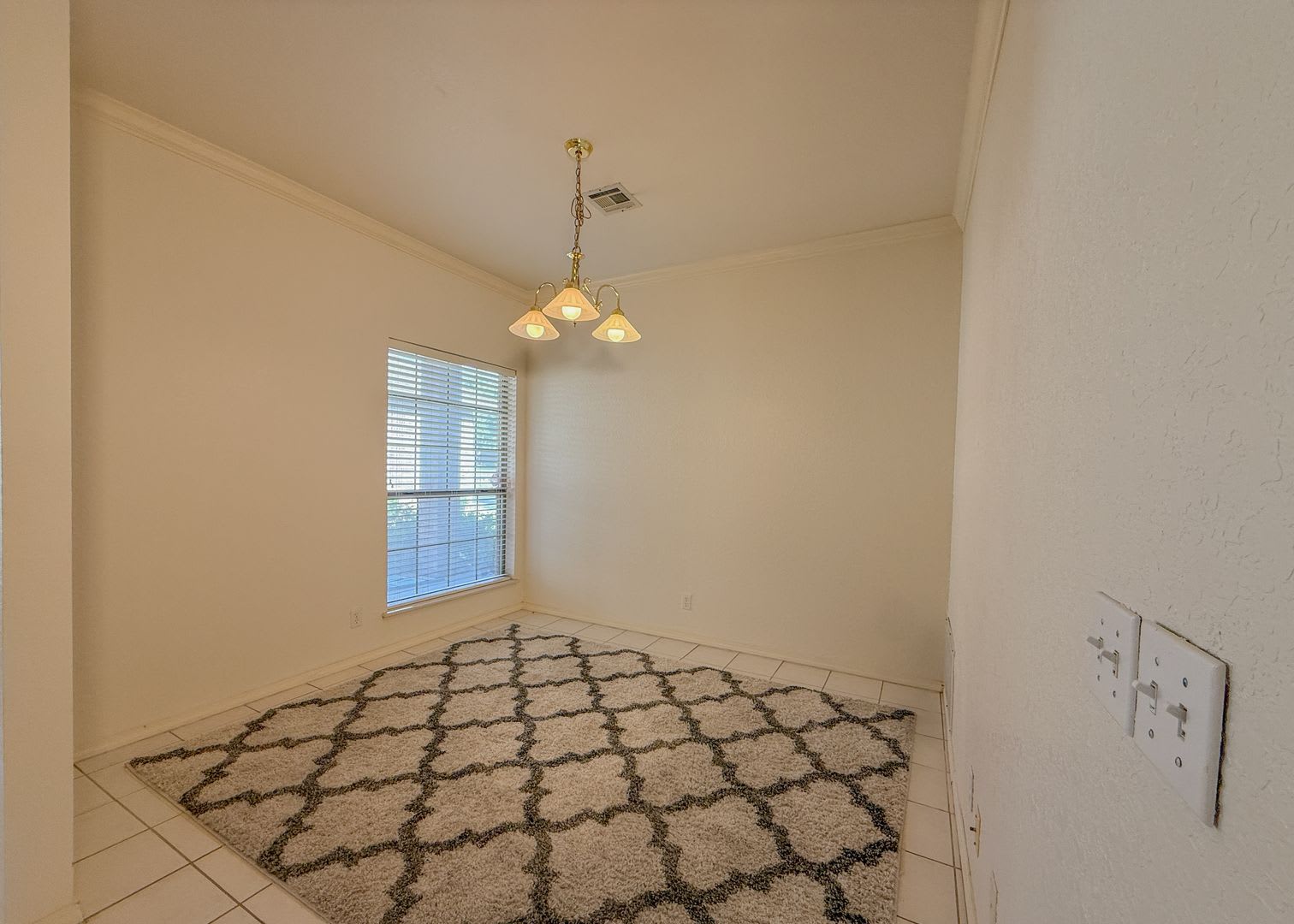 Lawncare Included! Gated Garden Home in Vintage Gardens! – photo 5
