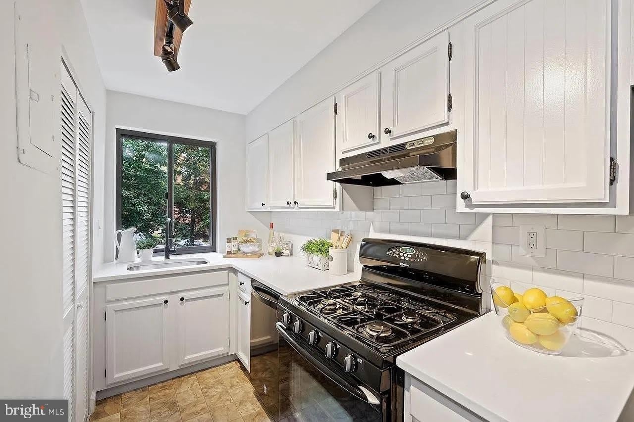 3835 DAVIS Place NW – photo 4