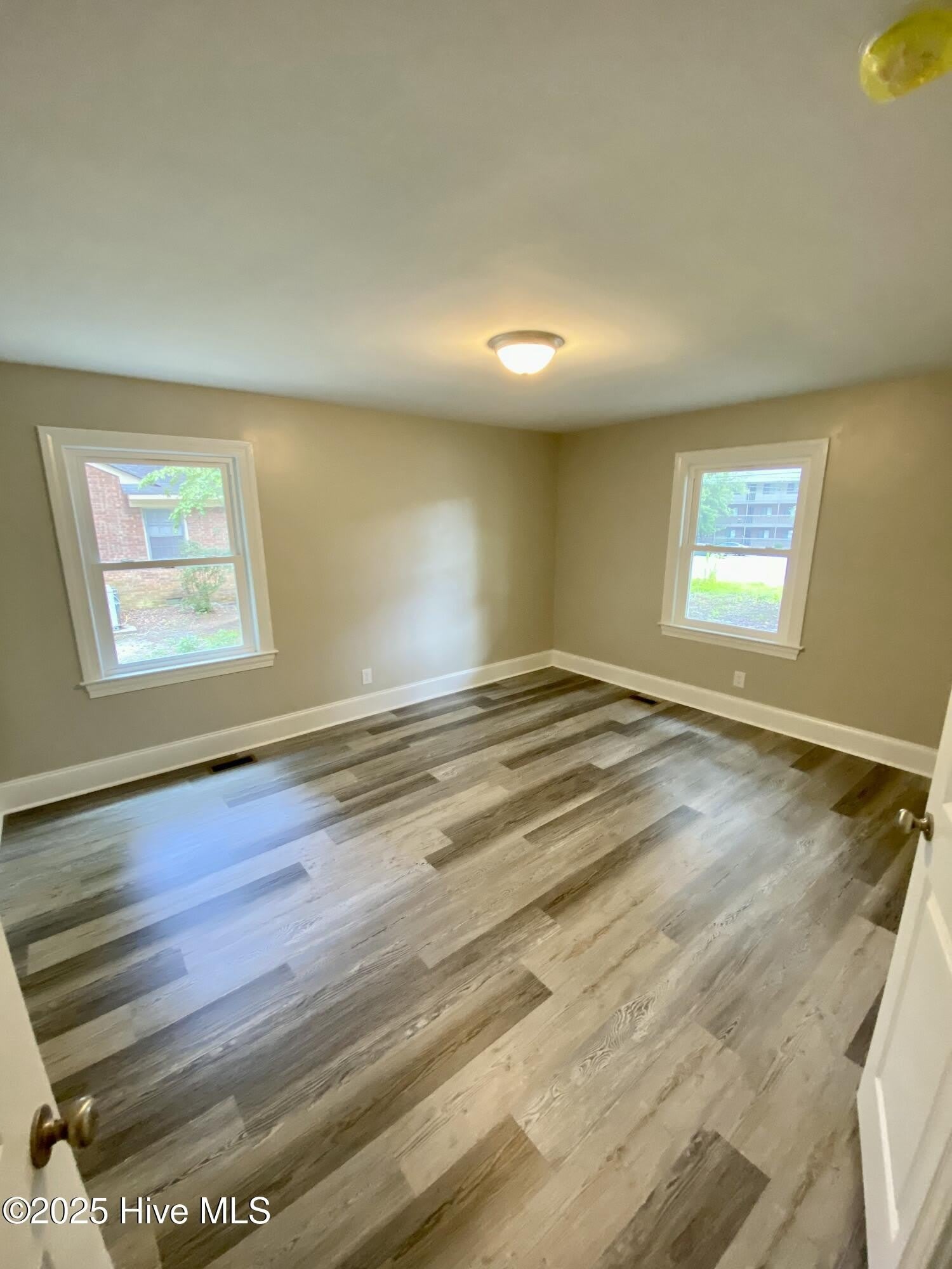 1910 E 9th Street – photo 5