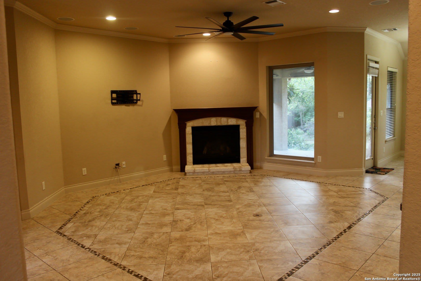 215 evans oak – photo 4