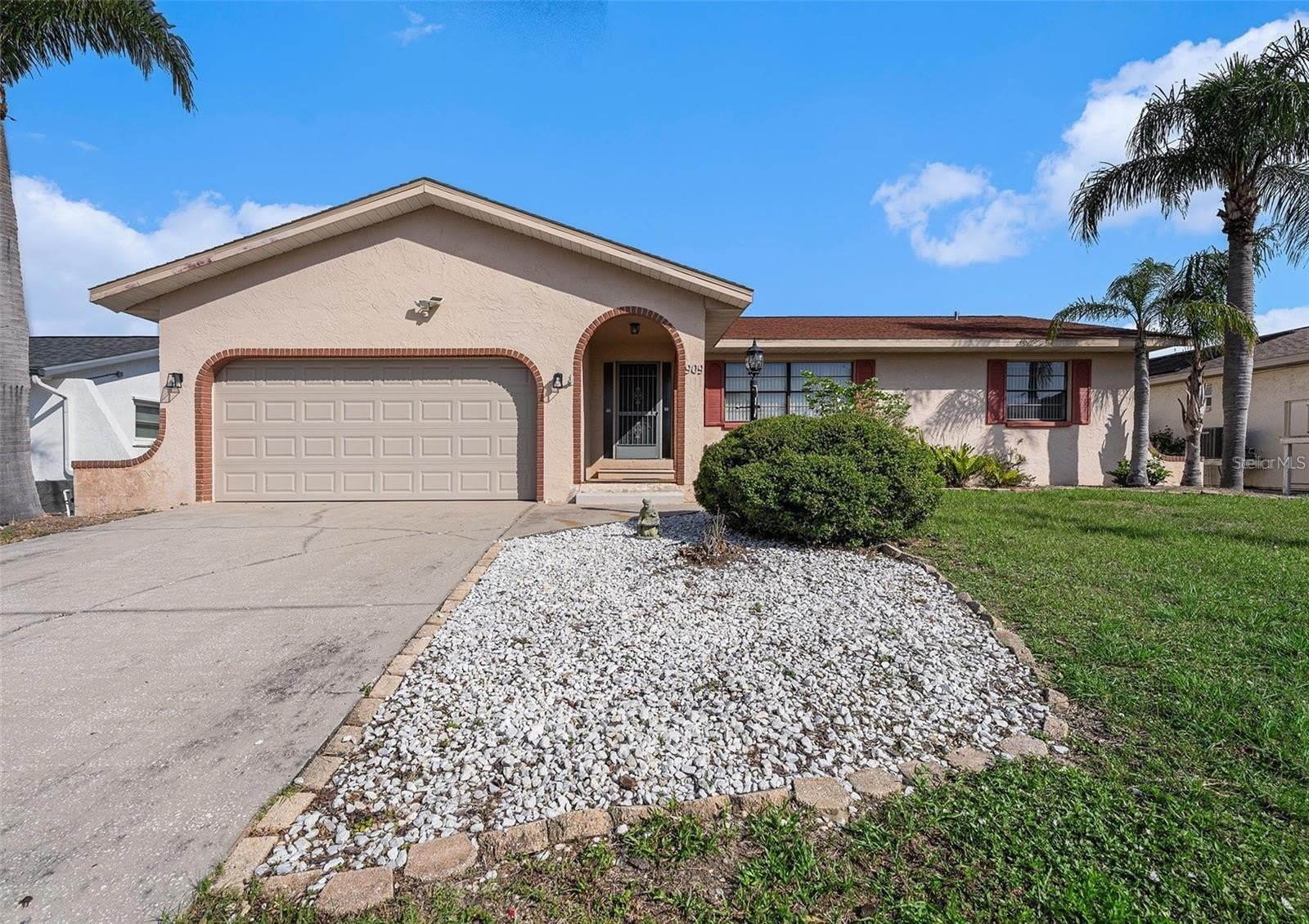 909 CHIPAWAY Drive – photo 1