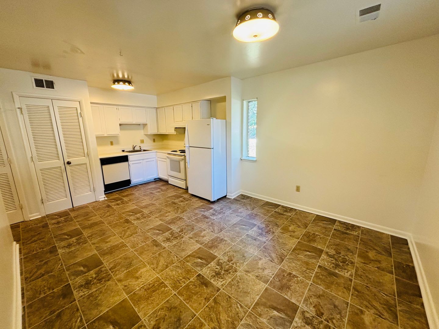 3 Bedroom 2 Bath Townhouse – photo 3