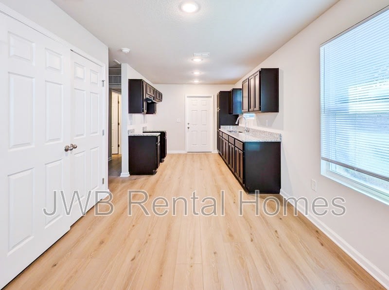 2123 Moncrief Rd – photo 4