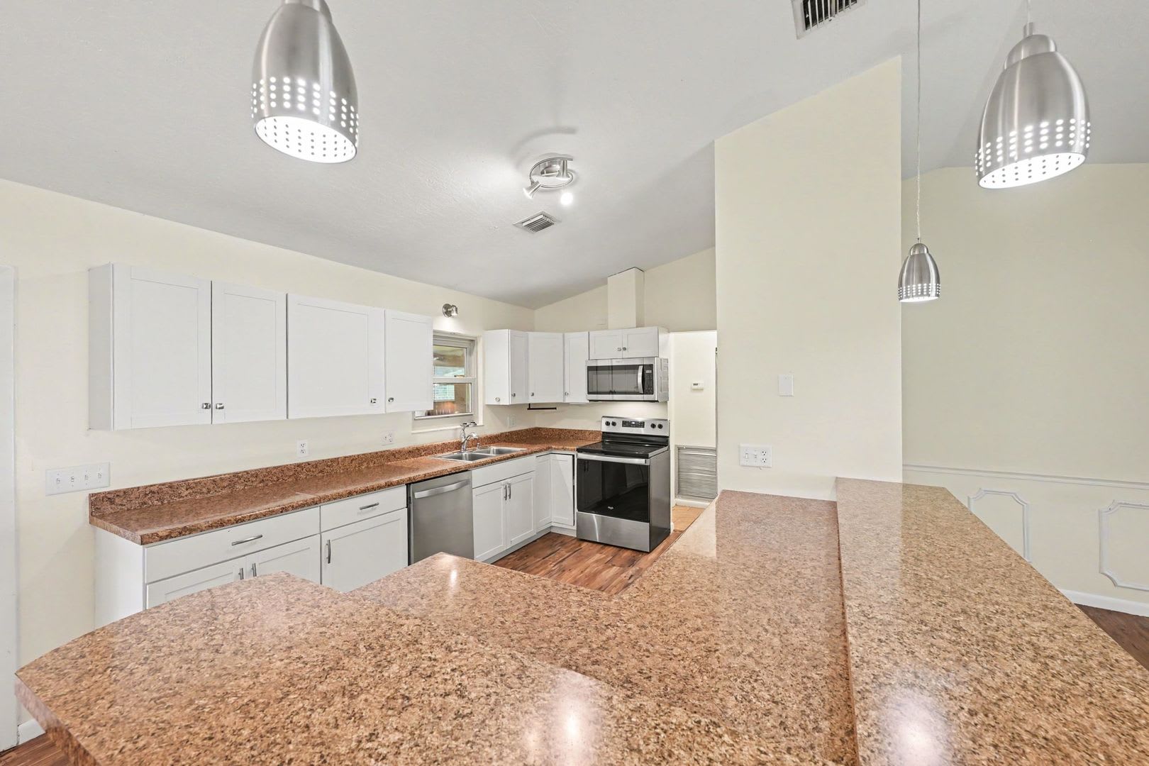 1242 Laconia Street – photo 5