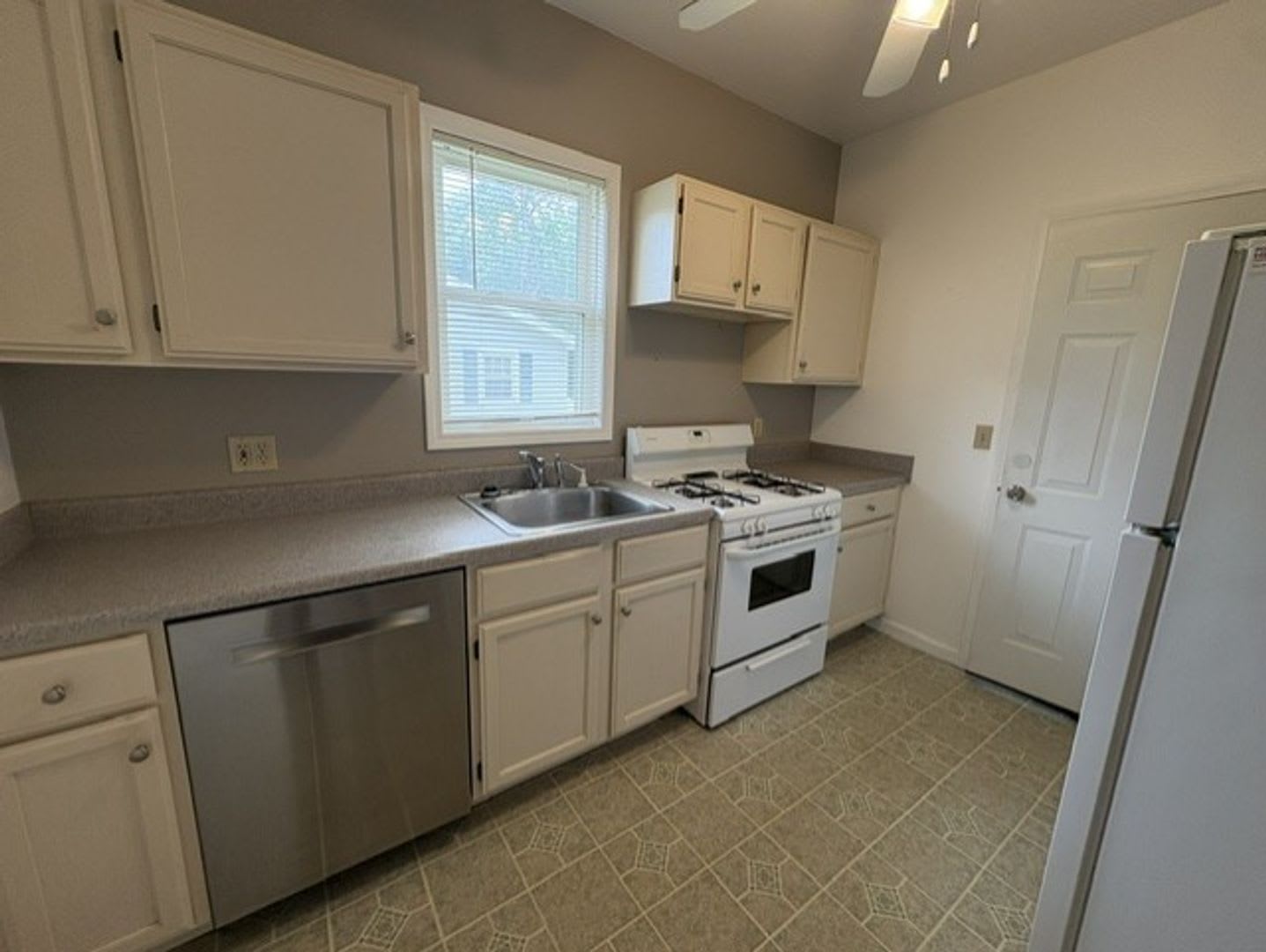 Affordable 1 Bedroom Home With Private Yard – photo 5