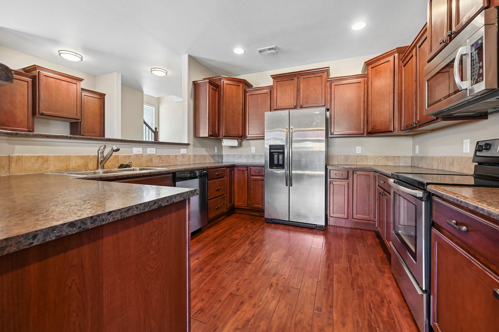 Newer Townhome in Dublin Commons! – photo 3