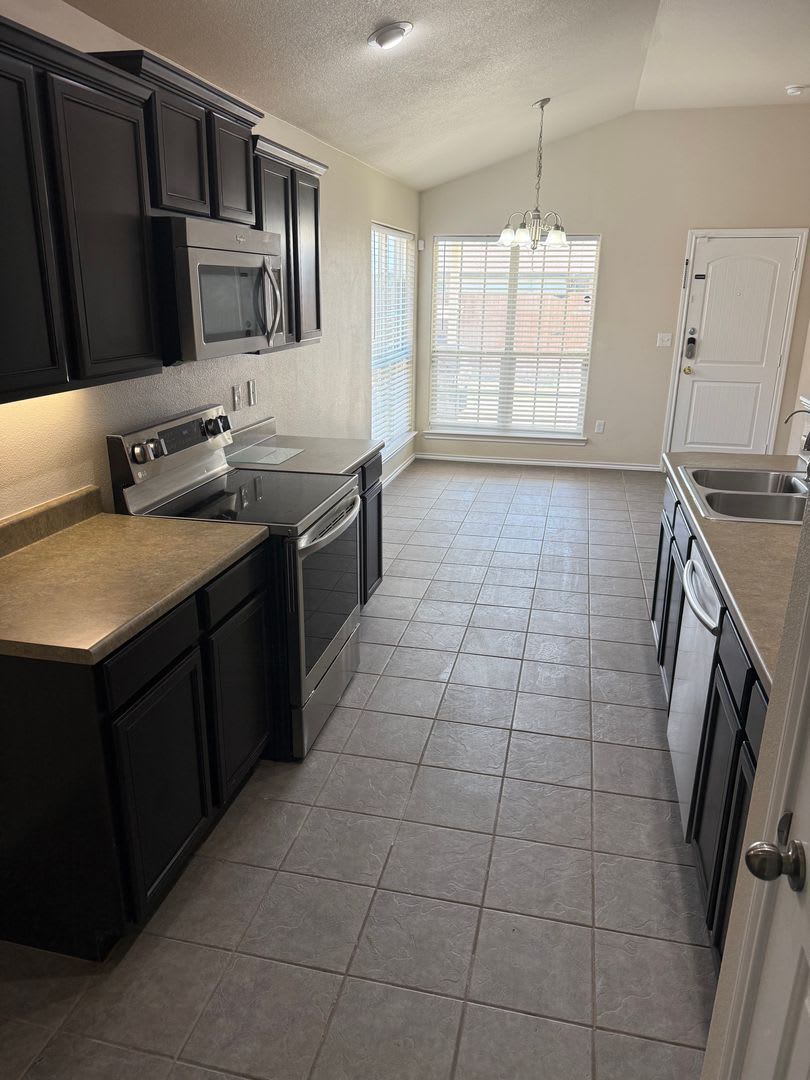 Charming and recently updated home! – photo 5