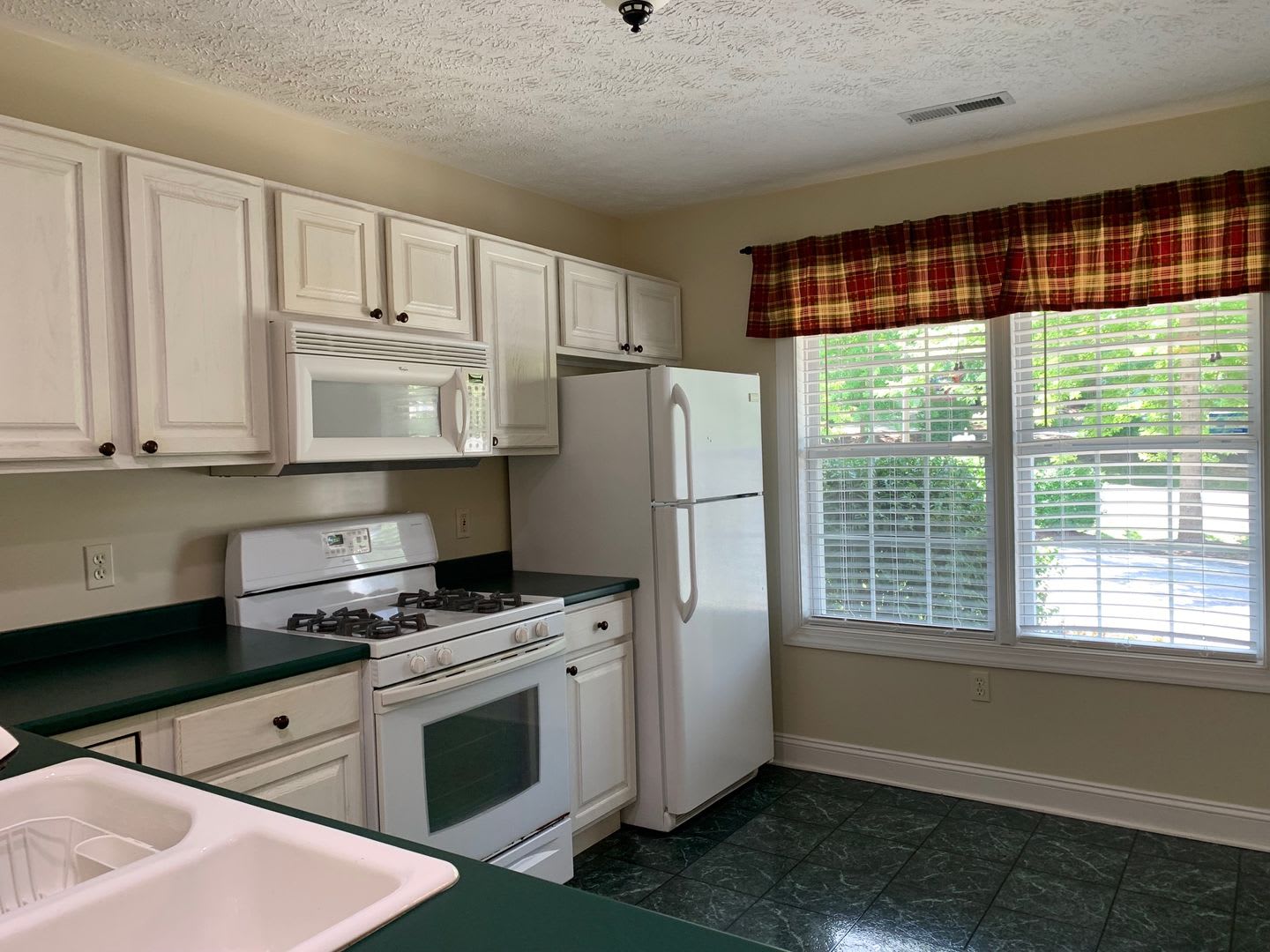 2 Bedroom 2.5 Bath Townhouse – photo 4