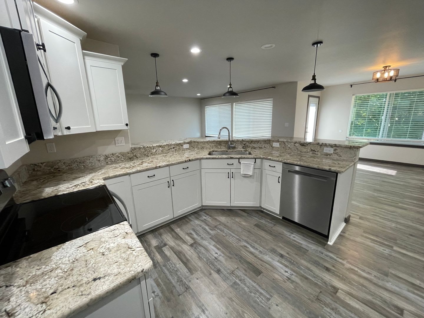 Charming and Modern 2 bedroom Home with Den! – photo 5