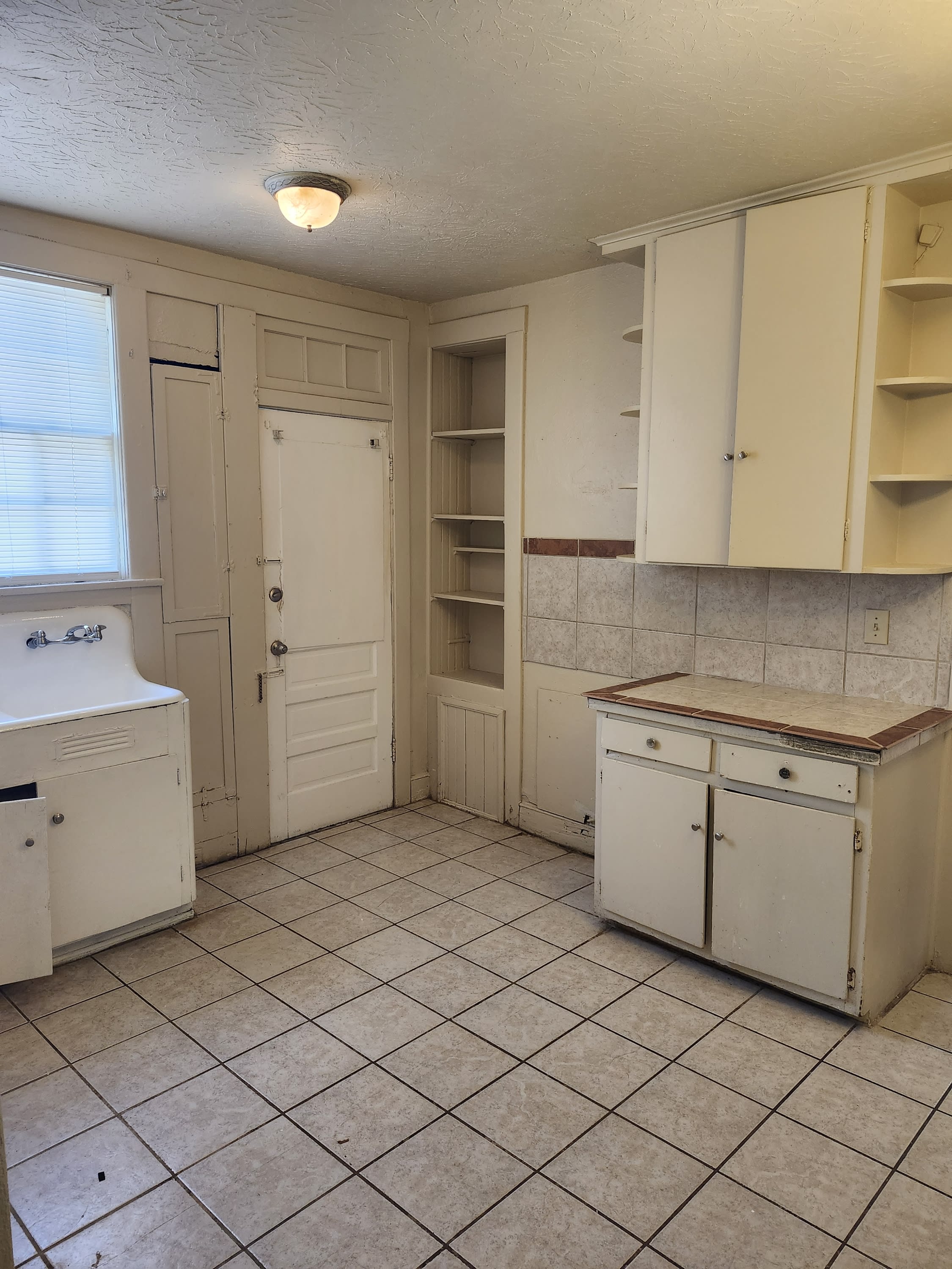 327 S Capitol Parkway – photo 4