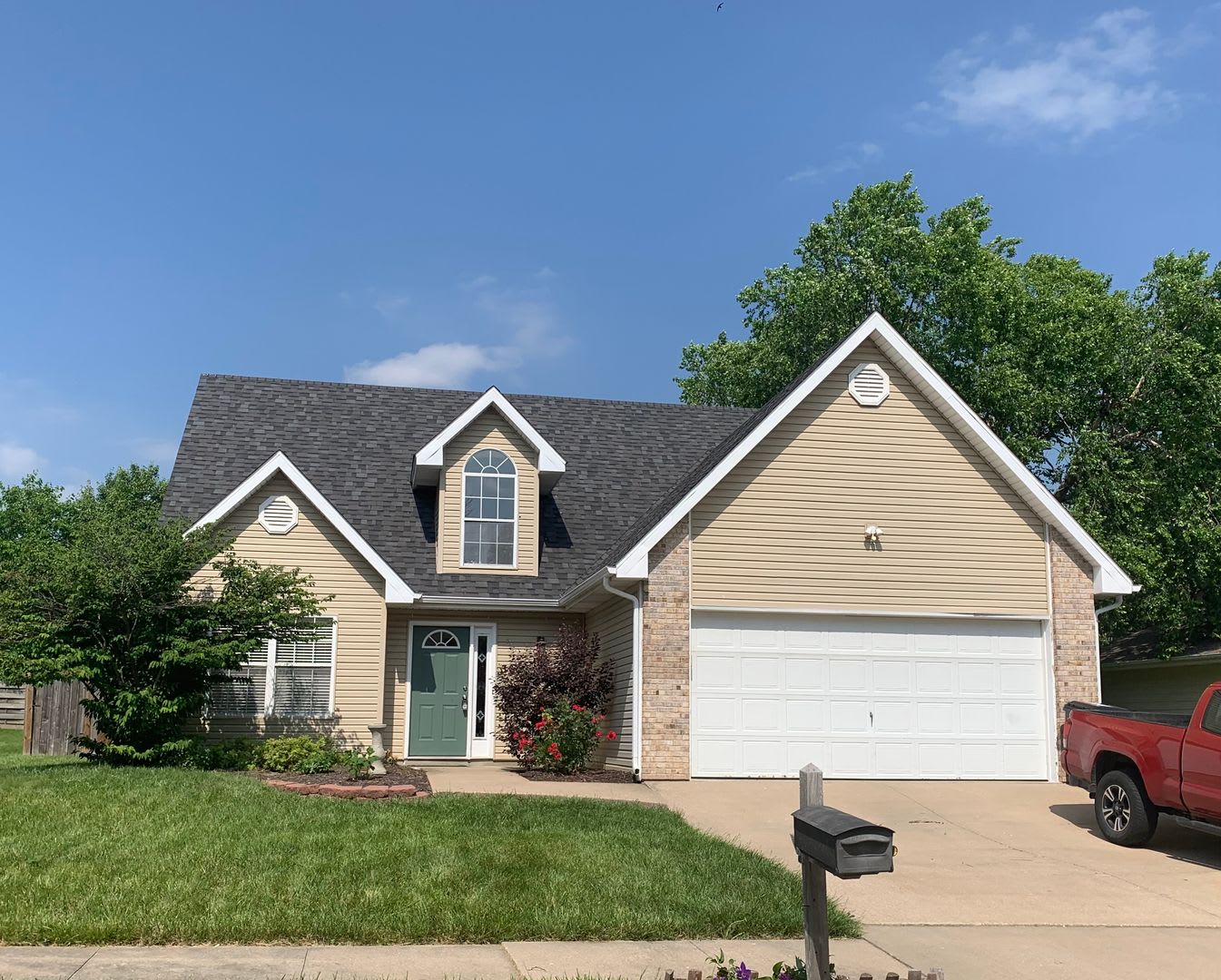 4BR/2.5BA House, 2-Car Garage – photo 1