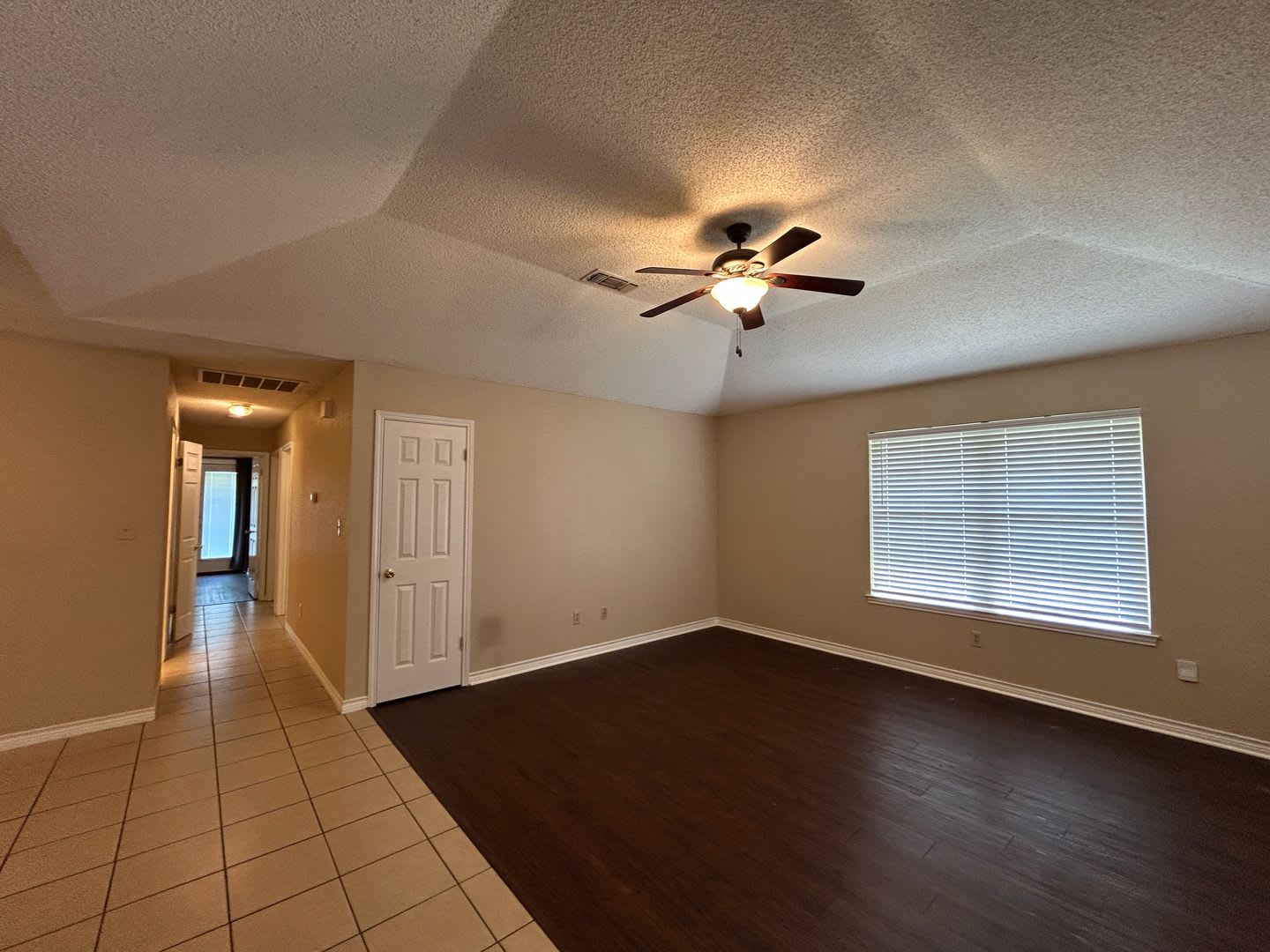 3 2 2 On County Line Rd Walk To Kraft Park The Countyline Memorial Trail Fridge Included No Carpet Nbisd 2 Weeks Free Rent – photo 3