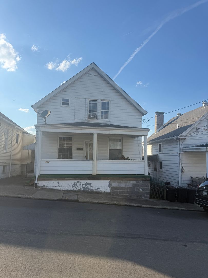 2-Bedroom 1 Bath House with Spacious Entertaining Porch – photo 1