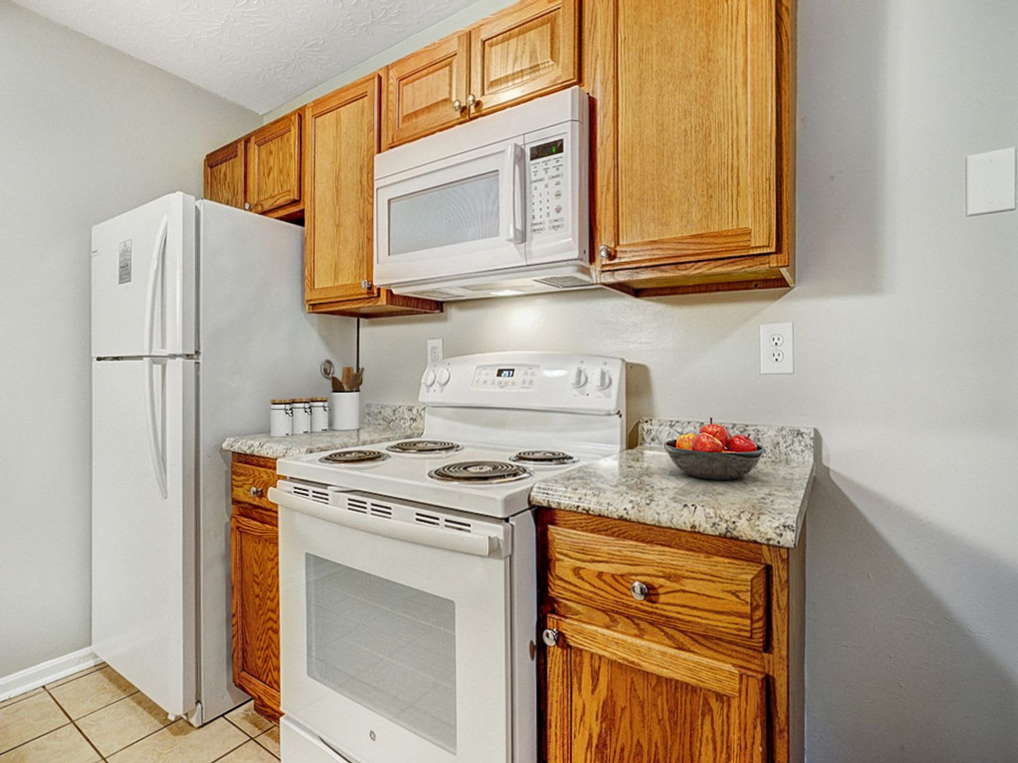 2 Bedroom, 1 Bathroom Apartment with Patio or Balcony at Pennington Court – photo 5