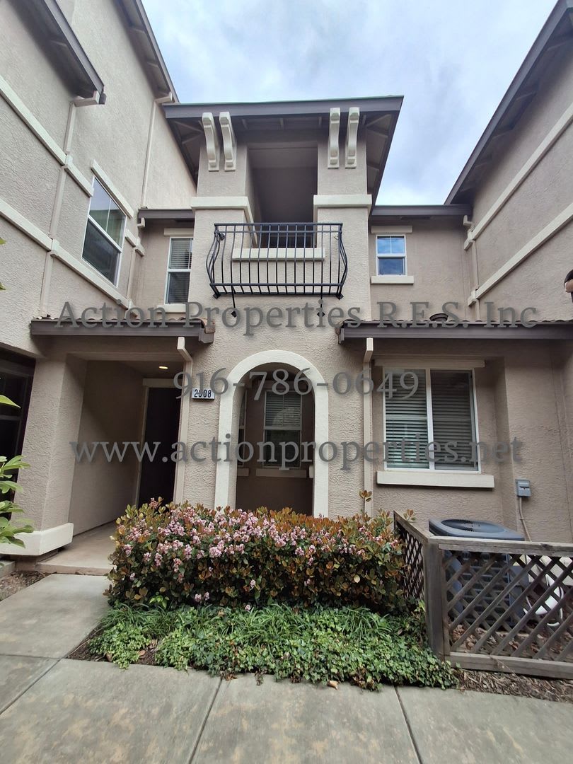 Two Story Lincoln Townhome – photo 2