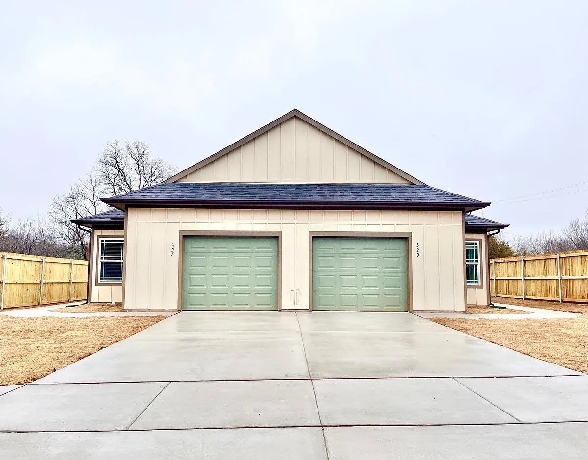 327 E Nelson Street – photo 2
