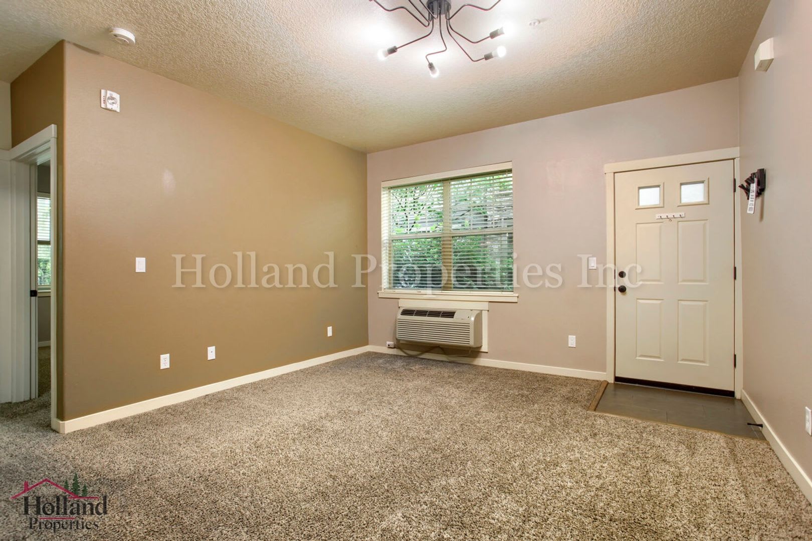 Charming Condo Living in the Heart of Beaverton! – photo 3