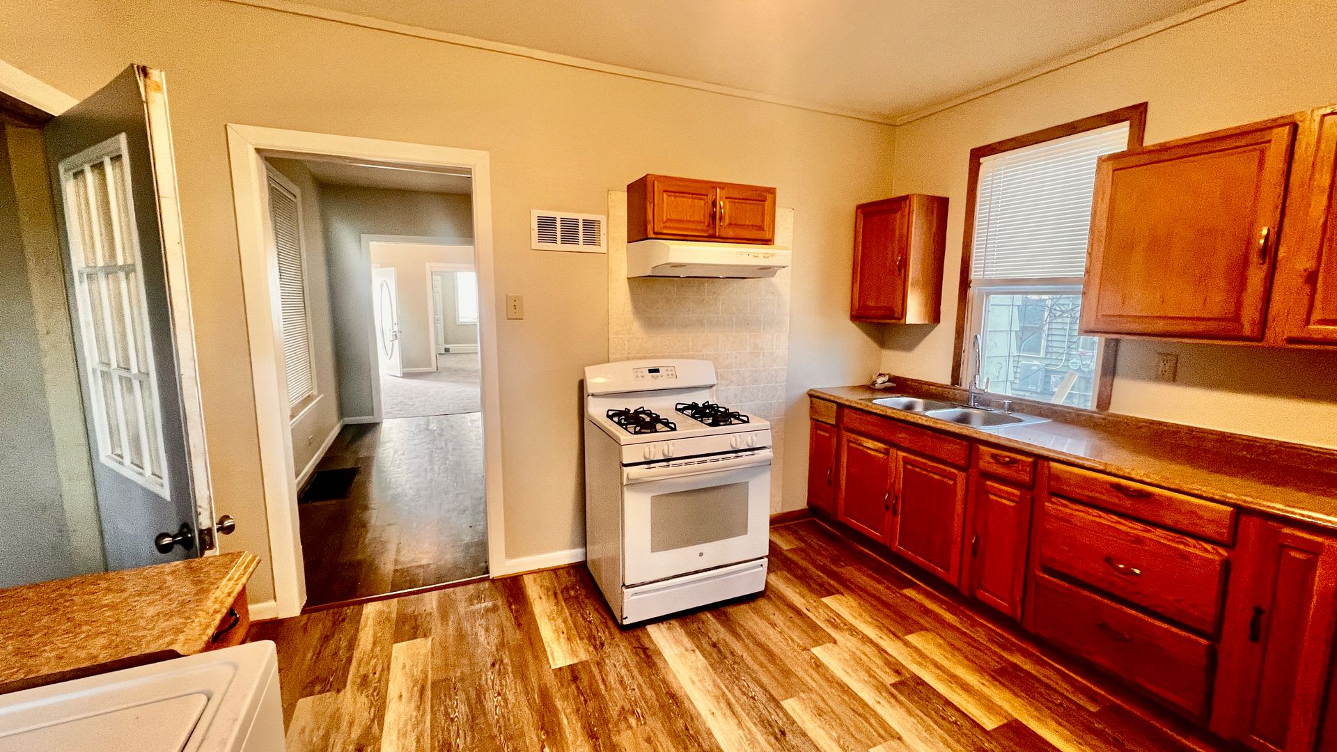 Ginormous 6 Bed Single Family Home Main Level Laundry Appliances Included Rear Deck Front Porch Partially Fenced Yard – photo 4