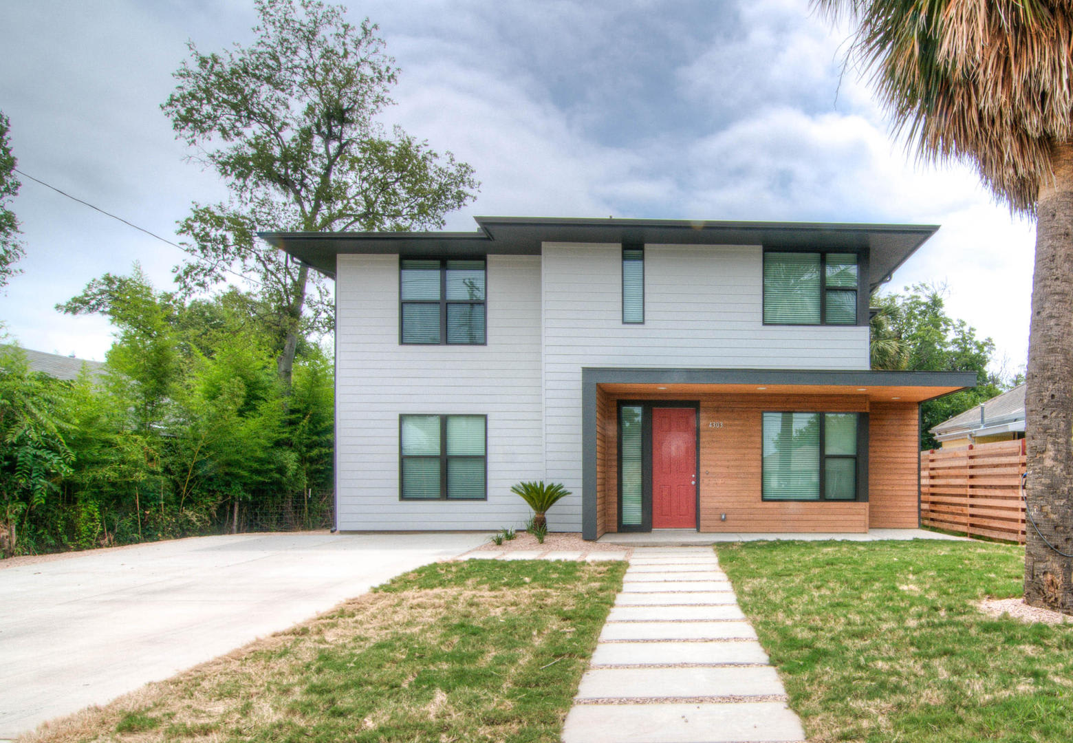 Ut Pre Lease North Campus House 2014 Construction Custom Kitchen Across From The Ut Red River Shuttle – photo 4