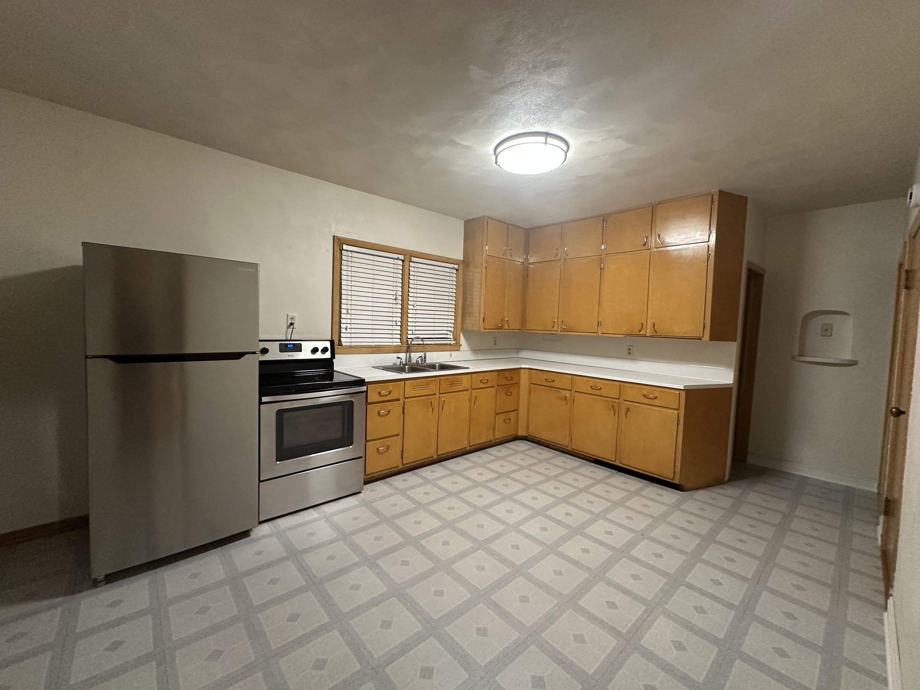 912 East Lincoln Avenue – photo 4
