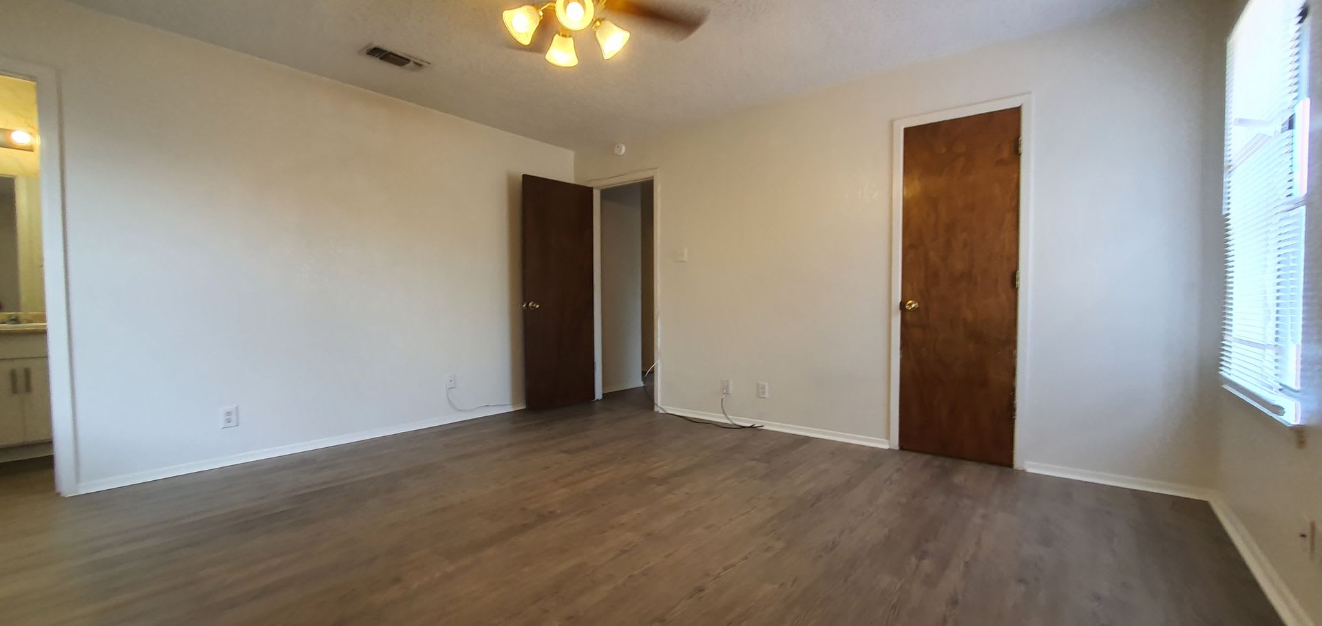 Spacious 4 bed, 2 bath home AVAILABLE SOON! – photo 5