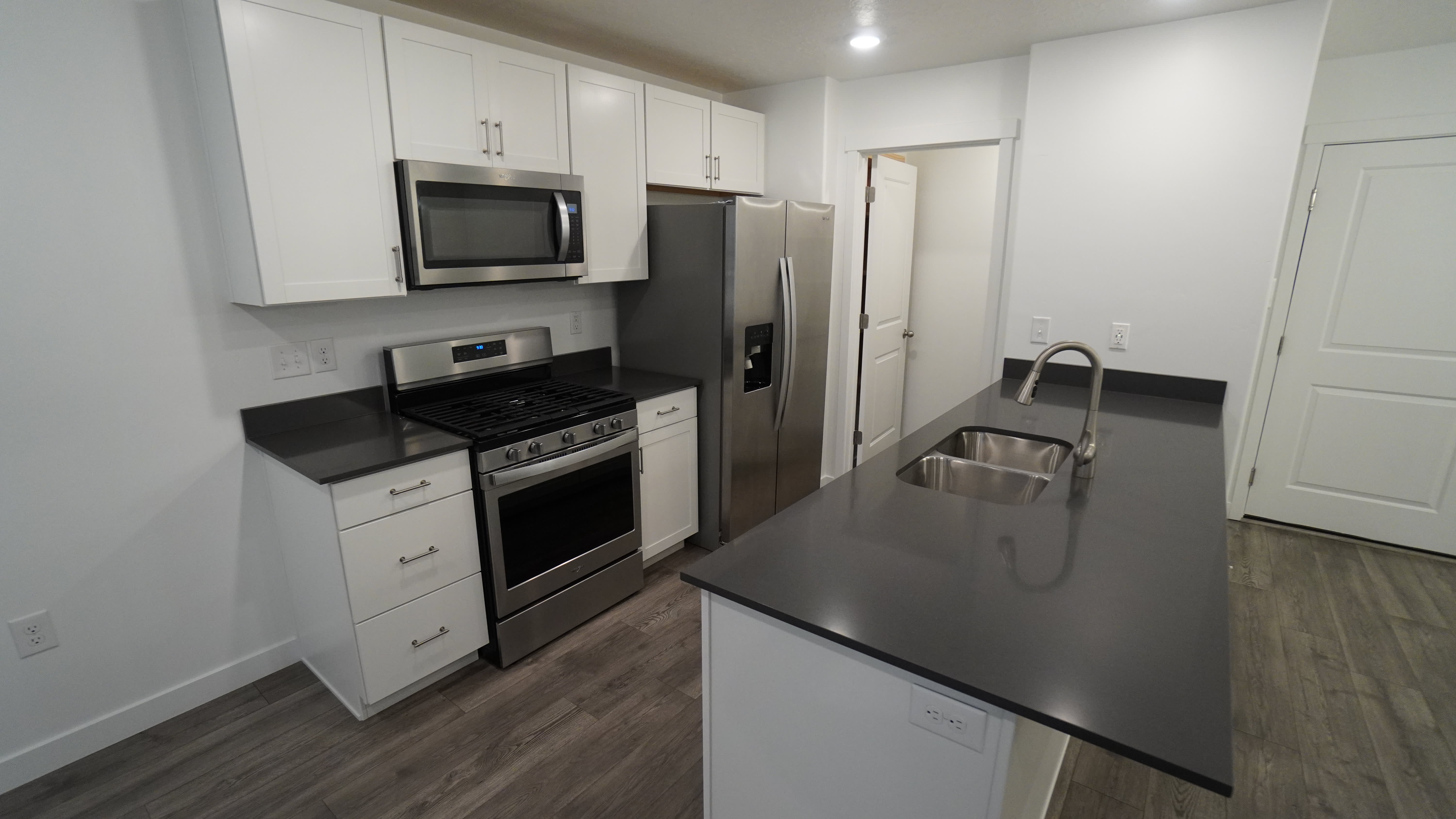 942 E Thunderbolt Ct – photo 2