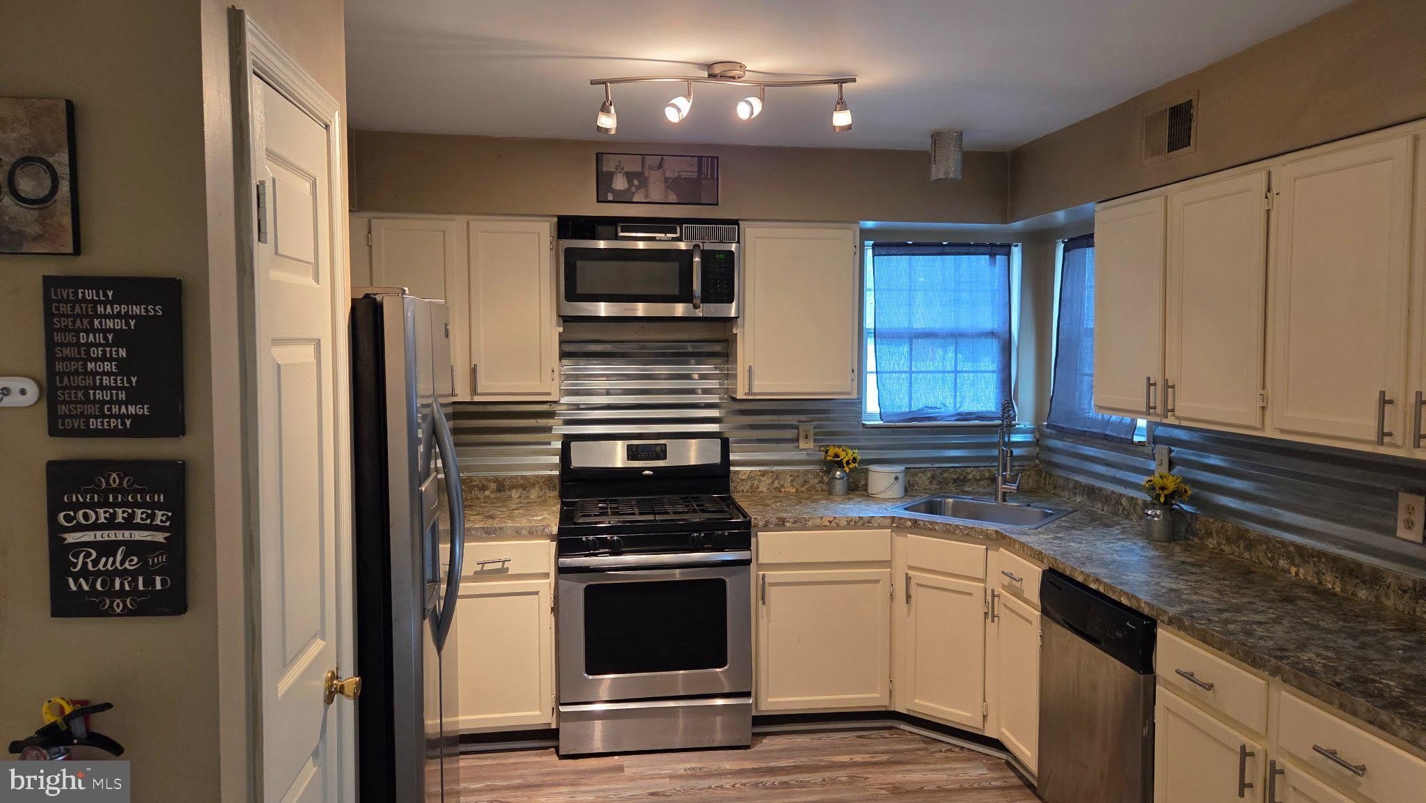 10 WESLEY Lane – photo 2