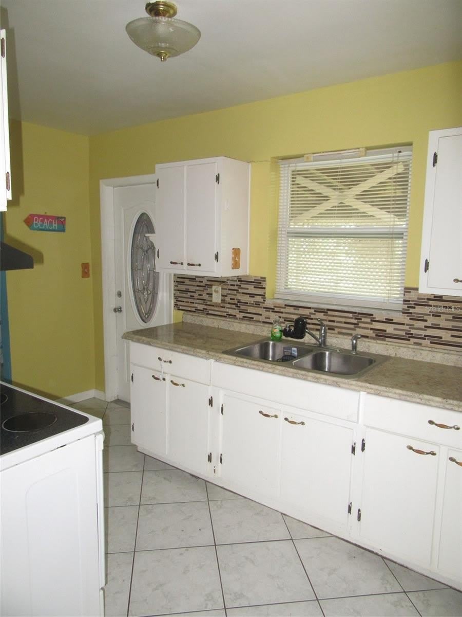 21267 GLADIS Avenue – photo 5